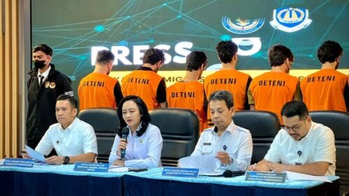 imigrasi-ungkap-kasus-wna-terduga-investor-bodong-di-tangerang-1764130637385_169