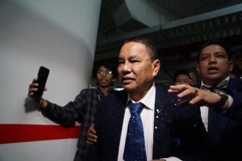 hotman_paris_dampingi_febrie_diperiksa_kejagung