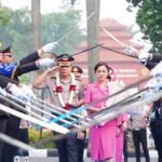Kapolres Bogor Berganti, AKBP Arfan Zulkan Sipayung Disambut Tradisi Pedang Pora